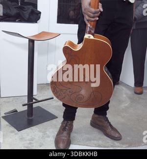 Parigi, Francia. 16 dicembre 2025. Keziah Jones si esibisce durante lo spettacolo Keziah Jones alla Galerie de la Clé di Parigi, Francia. 16 dicembre 2025. Foto di credito: said Anas/Alamy Live News. Foto Stock