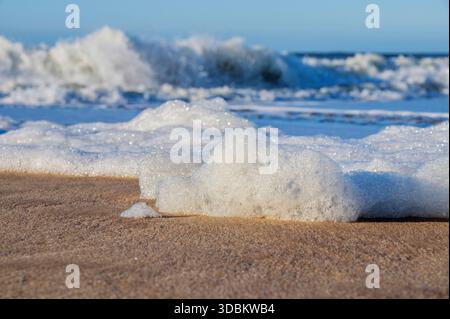 Onde di schiuma sul Mare del Nord Foto Stock