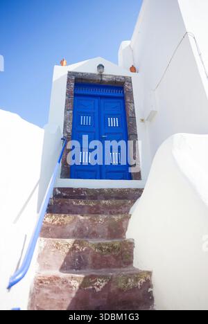 Tipico blu porta con scale. Isola di Santorini, Grecia. Foto Stock