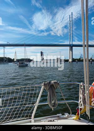 Con lo yacht a vela di fronte ai ponti tra Stralsund e l'isola di Rügen Foto Stock