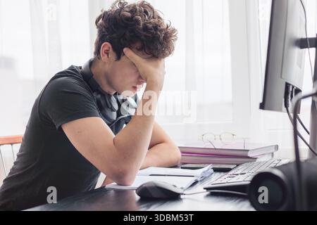 Studente stressato. Studia Burnout. Sopraffatto. Ansia. Affaticamento mentale. onlinelearning. Adolescente sopraffatto che lotta con lo studio e l'esame StRe Foto Stock