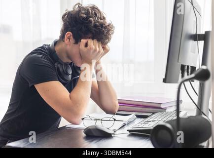 Studente stressato. Studia Burnout. Sopraffatto. Ansia. Affaticamento mentale. onlinelearning. Adolescente sopraffatto che lotta con lo studio e l'esame StRe Foto Stock