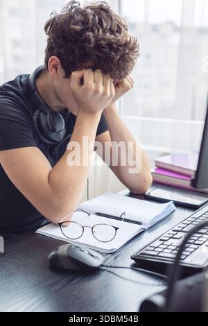 Studente stressato. Studia Burnout. Sopraffatto. Ansia. Affaticamento mentale. onlinelearning. Adolescente sopraffatto che lotta con lo studio e l'esame StRe Foto Stock