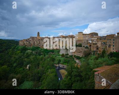 Pitigliano, toscana, italia: Una storica cittadina medievale sulla scogliera di tufo e patrimonio etrusco, conosciuta come la "piccola gerusalemme", Ttalia Foto Stock