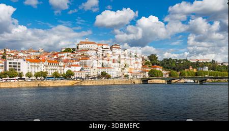 Paesaggio panoramico di Coimbra, Portogallo, che mostra la storica università, la riva del fiume e il ponte sul fiume Mondego in una giornata di sole. Foto Stock