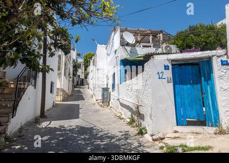 Strada stretta e tradizionale a Bodrum, Turchia. La città è conosciuta per i suoi edifici imbiancati Foto Stock