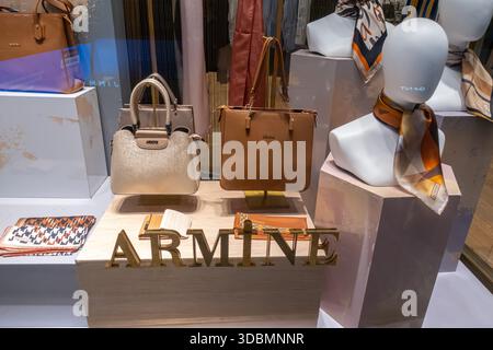 Armine, azienda produttrice e rivenditore turco di moda, specializzata in abbigliamento modesto, espone nel centro di Zorlu a Istanbul Foto Stock
