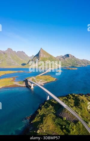 Vista aerea dei ponti che collegano Fredvang a Ramberg in estate. Fredvang, isola di Lofoten, Norvegia, Europa. Foto Stock