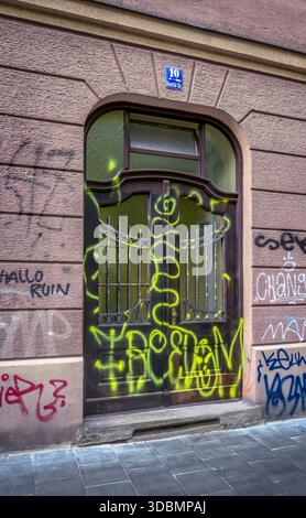Porta Art Nouveau dipinta con graffiti nel Glockenbachviertel di Monaco. Costruito intorno al 1902. Foto Stock