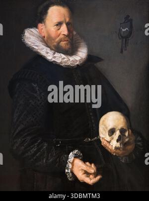 Frans Hals, "Ritratto di un uomo che tiene un teschio" c 1612; Frans Hals dipinge - ritratto di un uomo sconosciuto. Ritratto di un uomo del XVII secolo, Oil on Wood. Pittore olandese del secolo d'oro e pittura olandese del secolo d'oro Foto Stock