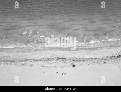 Vacanze al mare in estate. Mare rilassati sotto il sole. Viaggia verso il mare. Vista dall'alto della spiaggia di sabbia con acque turchesi cristalline. Mi piace essere Foto Stock