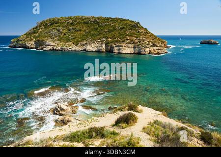 Isola dell'Isla del Portitxol e onde che si infrangono sulle rocce dal punto panoramico del Mirador del Portichol (Jávea, Marina alta, Alicante, Mar Mediterraneo, Spagna) Foto Stock
