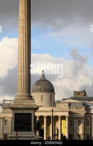 La colonna di Nelson, Trafalgar Square, fu costruita per commemorare la vittoria dell'ufficiale della Royal Navy Horatio Nelson nella battaglia di Trafalgar, con la N Foto Stock