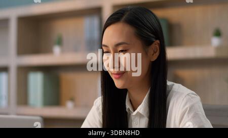 Positivo asiatico giapponese ragazza ufficio lavoratore datore di lavoro HR manager business donna gioiosa coreano donna d'affari che parla online video chiamata computer Foto Stock