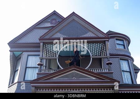 Strega decorazione di Halloween sul balcone di una casa in stile vittoriano, decorazioni di Halloween per scherzi o scherzi Foto Stock