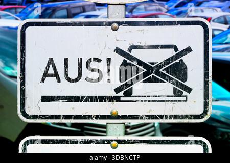 Segnale stradale con simbolo di auto barrato e le parole "Off!", foto simbolica del motore a combustione spento, fotomontaggio Foto Stock