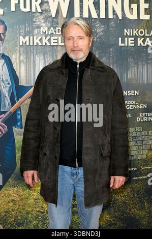 Mads Mikkelsen bei der Premiere des Kinofilms 'Therapie für Wikinger' im Kino im Delphi-Filmpalast. Berlino, 17.12.2025 Foto Stock