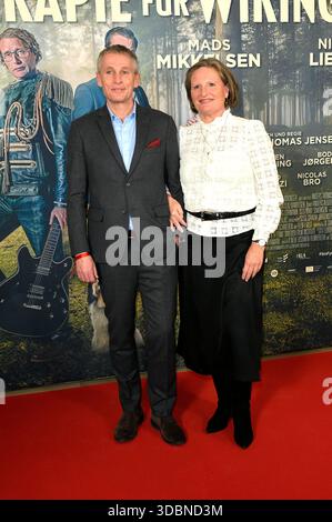 Thomas Ostrup Moller und Begleitung bei der Premiere des Kinofilms 'Therapie für Wikinger' im Kino im Delphi-Filmpalast. Berlino, 17.12.2025 Foto Stock