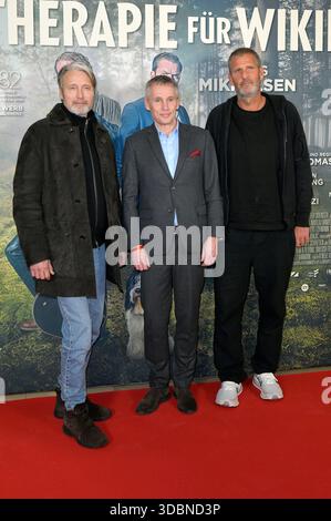 Mads Mikkelsen, Thomas Ostrup Moller und Anders Thomas Jensen bei der Premiere des Kinofilms 'Therapie für Wikinger' im Kino im Delphi-Filmpalast. Berlino, 17.12.2025 Foto Stock