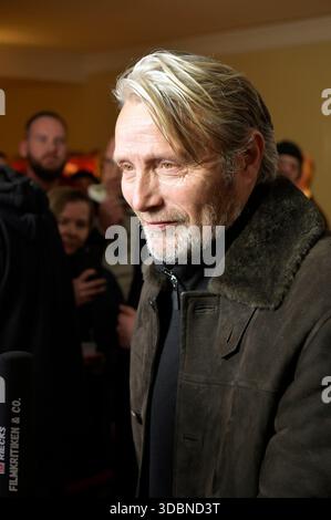 Mads Mikkelsen bei der Premiere des Kinofilms 'Therapie für Wikinger' im Kino im Delphi-Filmpalast. Berlino, 17.12.2025 Foto Stock