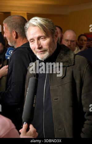 Mads Mikkelsen bei der Premiere des Kinofilms 'Therapie für Wikinger' im Kino im Delphi-Filmpalast. Berlino, 17.12.2025 Foto Stock