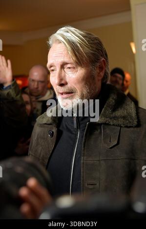 Mads Mikkelsen bei der Premiere des Kinofilms 'Therapie für Wikinger' im Kino im Delphi-Filmpalast. Berlino, 17.12.2025 Foto Stock