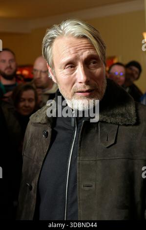 Mads Mikkelsen bei der Premiere des Kinofilms 'Therapie für Wikinger' im Kino im Delphi-Filmpalast. Berlino, 17.12.2025 Foto Stock