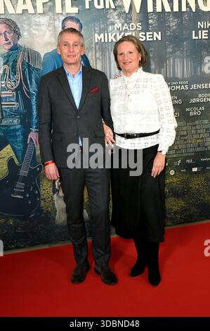 Thomas Ostrup Moller und Begleitung bei der Premiere des Kinofilms 'Therapie für Wikinger' im Kino im Delphi-Filmpalast. Berlino, 17.12.2025 Foto Stock