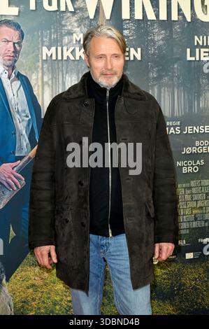 Mads Mikkelsen bei der Premiere des Kinofilms 'Therapie für Wikinger' im Kino im Delphi-Filmpalast. Berlino, 17.12.2025 Foto Stock