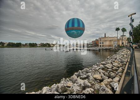 Orlando, Florida, USA-9 dicembre 2025: Disney Springs al Walt Disney World Resort. Foto pomeridiana che mostra la mongolfiera Aerophile Foto Stock