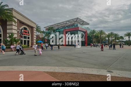 Orlando, Florida, USA-9 dicembre 2025: Disney Springs al Walt Disney World Resort. Ripresa pomeridiana che mostra il negozio Coca-Cola e Planet Hollywood Foto Stock