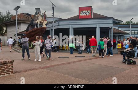 Orlando, Florida, USA-9 dicembre 2025: Disney Springs, un complesso di intrattenimento al Walt Disney World Resort. Foto pomeridiana che mostra il negozio LEGO Foto Stock