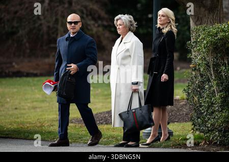 Walt Nauta, direttore delle operazioni degli uffici ovali della Casa Bianca, da sinistra, Susie Wiles, capo di stato maggiore della Casa Bianca, Natalie Harp, aiutante del presidente degli Stati Uniti Donald Trump, cammina sul South Lawn della Casa Bianca prima di salire a bordo di Marine One a Washington, DC, USA, mercoledì 17 dicembre, 2025. gli Stati Uniti stanno preparando una nuova serie di sanzioni sul settore energetico russo per aumentare la pressione su Mosca se il presidente Vladimir Putin dovesse respingere un accordo di pace con l'Ucraina, secondo le persone che conoscono la questione. Fotografo: Graeme Sloan/Pool/Sipa USA Foto Stock
