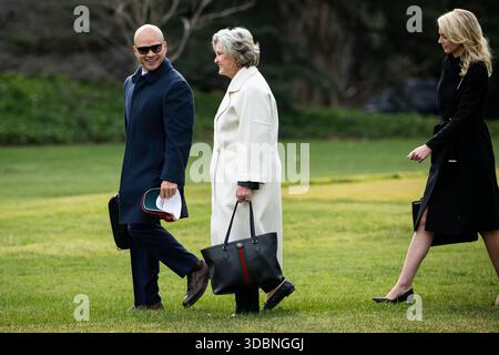 Walt Nauta, direttore delle operazioni degli uffici ovali della Casa Bianca, da sinistra, Susie Wiles, capo di stato maggiore della Casa Bianca, Natalie Harp, aiutante del presidente degli Stati Uniti Donald Trump, cammina sul South Lawn della Casa Bianca prima di salire a bordo di Marine One a Washington, DC, USA, mercoledì 17 dicembre, 2025. gli Stati Uniti stanno preparando una nuova serie di sanzioni sul settore energetico russo per aumentare la pressione su Mosca se il presidente Vladimir Putin dovesse respingere un accordo di pace con l'Ucraina, secondo le persone che conoscono la questione. Fotografo: Graeme Sloan/Pool/Sipa USA Foto Stock