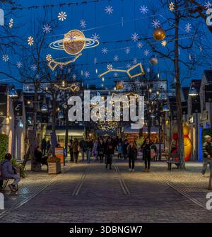 Parigi - Francia, Francia - 12 16 2025: Parigi per la notte di Natale. Ammira il cortile di Saint-Emilion al Bercy Village, decorato per natale all'ora blu Foto Stock