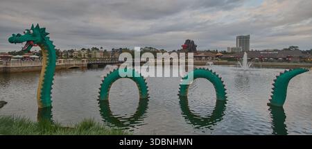 Orlando, Florida, USA-9 dicembre 2025: Disney Springs al Walt Disney World Resort. Foto pomeridiana che mostra a Brickley il serpente marino LEGO Foto Stock
