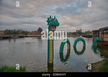Orlando, Florida, USA-9 dicembre 2025: Disney Springs al Walt Disney World Resort. Foto pomeridiana che mostra a Brickley il serpente marino LEGO Foto Stock
