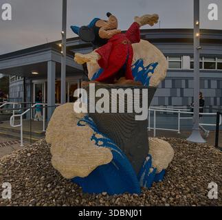 Orlando, Florida, Stati Uniti d'America - 9 dicembre 2025: Disney Springs al Walt Disney World Resort. Foto pomeridiana che mostra la statua di Topolino Lego di fronte al negozio LEGO Foto Stock