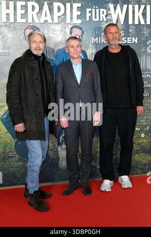 Mads Mikkelsen, Thomas Ostrup Moller und Anders Thomas Jensen bei der Premiere des Kinofilms Therapie für Wikinger im Kino im Delphi-Filmpalast. Berlino, 17.12.2025 *** Mads Mikkelsen, Thomas Ostrup Moller e Anders Thomas Jensen alla prima del lungometraggio Therapy for Vikings al cinema Delphi Filmpalast di Berlino, 17 12 2025 foto:XM.xBehrensx/xFuturexImagex wikinger 5211 Foto Stock