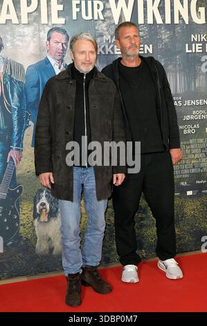 Mads Mikkelsen und Anders Thomas Jensen bei der Premiere des Kinofilms Therapie für Wikinger im Kino im Delphi-Filmpalast. Berlino, 17.12.2025 *** Mads Mikkelsen e Anders Thomas Jensen alla prima del film Therapy for Vikings al cinema Delphi Filmpalast di Berlino, 17 12 2025 foto:XM.xBehrensx/xFuturexImagex wikinger 5215 Foto Stock