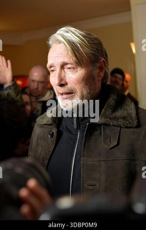 Mads Mikkelsen bei der Premiere des Kinofilms Therapie für Wikinger im Kino im Delphi-Filmpalast. Berlino, 17.12.2025 *** Mads Mikkelsen alla prima del film Therapy for Vikings al Delphi Filmpalast Berlin, 17 12 2025 foto:XM.xBehrensx/xFuturexImagex wikinger 5224 Foto Stock