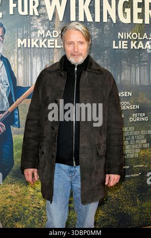 Mads Mikkelsen bei der Premiere des Kinofilms Therapie für Wikinger im Kino im Delphi-Filmpalast. Berlino, 17.12.2025 *** Mads Mikkelsen alla prima del film Therapy for Vikings al Delphi Filmpalast Berlin, 17 12 2025 foto:XM.xBehrensx/xFuturexImagex wikinger 5218 Foto Stock