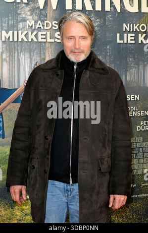 Mads Mikkelsen bei der Premiere des Kinofilms Therapie für Wikinger im Kino im Delphi-Filmpalast. Berlino, 17.12.2025 *** Mads Mikkelsen alla prima del film Therapy for Vikings al Delphi Filmpalast Berlin, 17 12 2025 foto:XM.xBehrensx/xFuturexImagex wikinger 5219 Foto Stock