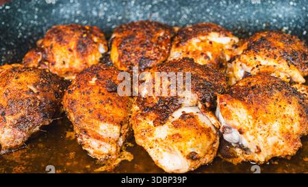 Cosce di pollo interi arrostite in padella con saporito rub, pelle super croccante. Carne succosa, aromatica, direttamente dal forno. Foto Stock