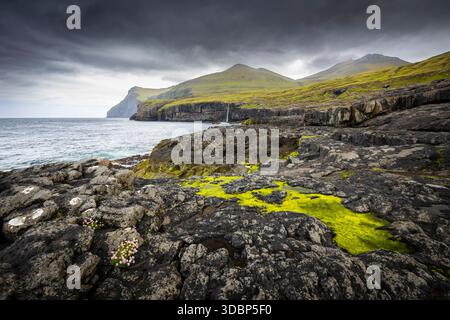 Vista della costa selvaggia vicino al villaggio di Eidi. Isola di Eysturoy, Isole Faroe, Danimarca, Europa. Foto Stock