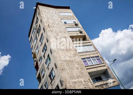 Facciata di un edificio lungo Ulica Zmaja od Bosne (Viale dei cecchini) a Sarajevo, che mostra fori proiettili, danni e contrasto architettonico tra finestre e pareti, Sarajevo, Bosnia ed Erzegovina Foto Stock