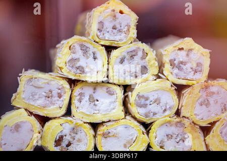 Primo piano del tradizionale LoKuc bosniaco, delizia turca esposta in una vetrina a Bascarsija, il vecchio bazar di Sarajevo, Bosnia ed Erzegovina Foto Stock