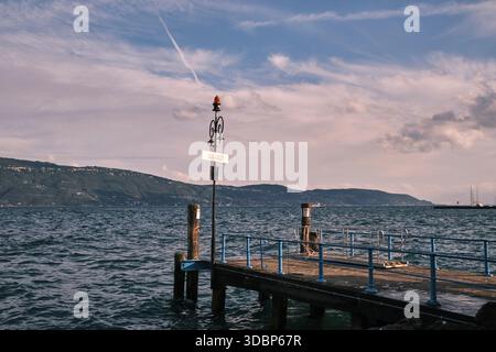 Molo di Bogliaco sul Lago di Garda nel tardo pomeriggio in una tempesta giornata estiva. Foto Stock