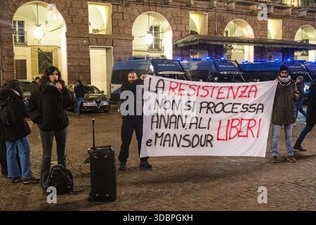 Torino, Piemonte, Italia. 17 dicembre 2025. Manifestanti si sono riuniti davanti alla Prefettura di Torino per chiedere l'immediato rilascio di Anan Yanesh, Ali Irar, Mansour Doghmush, accusato di associazione criminale a scopo terroristico, Tarek Dridi, arrestato dopo le lotte a Roma il 5 ottobre 2024, e Ahmad Salem, accusato di incitamento a commettere un crimine e autoformazione a fini terroristici, il 17 dicembre 2025, a Torino. (Credit Image: © Pietro Staricco/ZUMA Press Wire) SOLO PER USO EDITORIALE! Non per USO commerciale! Foto Stock