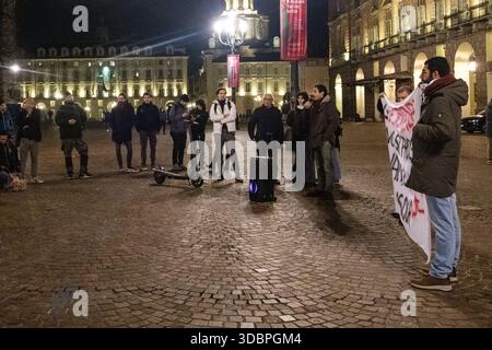 Torino, Piemonte, Italia. 17 dicembre 2025. Manifestanti si sono riuniti davanti alla Prefettura di Torino per chiedere l'immediato rilascio di Anan Yanesh, Ali Irar, Mansour Doghmush, accusato di associazione criminale a scopo terroristico, Tarek Dridi, arrestato dopo le lotte a Roma il 5 ottobre 2024, e Ahmad Salem, accusato di incitamento a commettere un crimine e autoformazione a fini terroristici, il 17 dicembre 2025, a Torino. (Credit Image: © Pietro Staricco/ZUMA Press Wire) SOLO PER USO EDITORIALE! Non per USO commerciale! Foto Stock